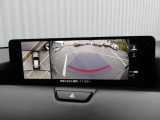 360度ビューカメラを搭載。4方の小型カメラの映像を処理し、車両真上からの映像に変換しています。駐車時大いに役に立ちます。