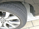 タイヤ残り溝もバッチリ!溝が少ないとスリップしたりブレーキ時の制動距離が長くなってしまいます。交換までまだまだ余裕があるのは経済的にも助かります。