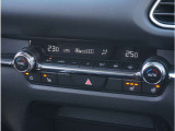 【デュアルタイプフルオートエアコン】前席左右別々の温度設定ができるので、各々適した室温でお過ごし頂けます。