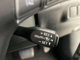 クルーズコントロール機能が付いています。 速度を設定するとアクセルを踏まなくても一定の速度で走ることができます。  高速道路ではとても便利な装置なんです。