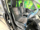 運転席まわりには十分なスペースがあり、大柄な方でもゆったり運転していただける環境です。
