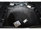 サブトランク付ですので洗車道具や工具の収納に便利です。