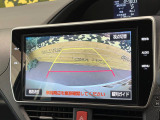 【バックカメラ】駐車時に後方がリアルタイム映像で確認できます。大型商業施設や立体駐車場での駐車時や、夜間のバック時に大活躍!運転スキルに関わらず、今や必須となった装備のひとつです!