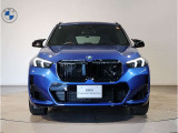 【BMWの伝統】BMWの特徴的な&ldquo;キドニーグリル&rdquo;は、80年以上続く伝統の形でございます。変わらないこだわりのデザインが、プレミアムブランド&ldquo;BMW&rdquo;を創り出します。