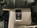 セレクトレバーの右に電子制御パーキングブレーキがあります。スイッチひとつで、停車した地点の傾斜などをシステムが検知・判断してブレーキ力を自動的に最適制御し、しっかり停車できるパーキングシステムです。