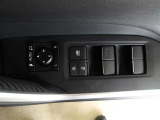 パワーウィンドウスイッチで運転席から全席の窓の開閉ができます。