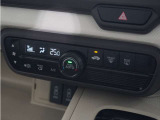 【オートエアコン】温度を設定すれば自動で快適な車内温度を保ちます。エアコン内部の高性能脱臭フィルターで車内のアレルゲンや花粉を除去。