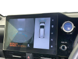 【パノラミックビューモニター】車を真上から見た状態をナビに映し出し、駐車時などをサポート☆クルマの斜め後ろなど、目が届きにくい箇所も確認できるため、いち早く障害物に気が付くことができます!