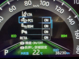 隣車線を走る車両をレーダーで検知し、ドアミラーでは確認しにくい後側方エリアに存在する車両に加え、急接近してくる車両も検知します。車両を検知するとドアミラーに搭載されたLEDインジケーターが点灯します。