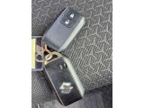 便利なスマートキー付き。キーを取り出さずにドアの施錠・解錠やエンジン始動が可能です。