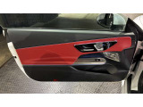 ウィンカー内蔵ドアミラーを開発したのは『メルセデス・ベンツ』です。他車からの視認性が高まり、事故の可能性を低減させています。更に、点灯部分はドライバーの視界に入らないように設計されています。