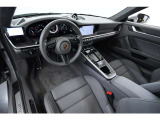 スポーティーさと高級感を兼ね備えた911 Turbo Sのインテリア。マットカーボンインテリアトリムが室内に特別感を演出し、ドライバーをその気にさせる上質で洗練された空間に仕上がっています。