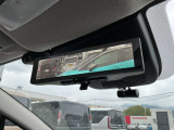 車体の後部にカメラがついていて、その映像がルームミラー内のモニターに表示します。人や荷物などで視界が遮られた時なども確認がしやすいです。