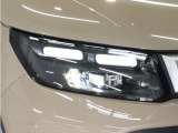 【LEDヘッドライト】省電力で、明るく遠くまで照らし、夜道や雨天などの走行の際、安心感を高めます。オートライト機構で周囲の明るさを感知し、自動で点灯、消灯します。