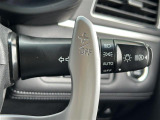 【オートライト(AUTO)】外の明るさをシステムが感知して、自動でヘッドライトが点灯します。ヘッドライトをつけ忘れを防ぐ便利機能です。