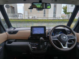 広々とした運転席周り!収納や物を置く場所もあり快適に過ごせる空間です!