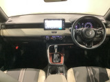 使いやすいレイアウトのダッシュボード周辺です。オートエアコンや小物入れなど嬉しい装備が満載です。