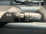 車外の明るさに応じでライトを点灯、消灯してくれるオートライト機能です☆お天気の良い昼間のトンネル走行などオートにしてると便利で安心です☆エンジン停止時にライトの消し忘れも無くなります☆