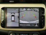 ギアを『R』に入れるとナビ画面に、まるで雲の上から覗いているような映像が映り、駐車をサポートしてくれます。