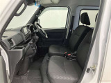 【運転席・助手席シート】いたみ、汚れなどは少なく、全体的に良好な状態です。