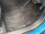 運転席フロアマットです。使用感はありますが、比較的綺麗な状態です。