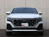 ●一目でAudiとわかる特徴的なシングルフレームグリル・LEDランプ。精悍なフロントマスクからAudiのスマートで上品なブランドを連想させてくれます。女性にも大変ご好評頂いております。
