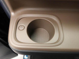カップホルダーは運転席や助手席からちょうど手の届く位置です!!