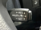 【アダプティブハイビーム】遠くまで明るく照らすハイビームを先行車や対向車に照射しない様、自動で調整!毎回手動で切り替える必要がなく、夜間走行時のストレスも軽減。安全性向上にも寄与します。