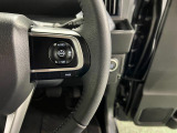 【レーダークルーズコントロール(全車速追従機能付】車内前方に装備されたカメラで先行車を認識し、車速に応じた車間距離を保ちながら追従走行を支援します。