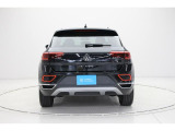 【リヤスタイル】目を引くテールランプと「T-Roc」のエンブレムが存在感をより一層高めています。