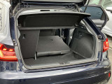 開口部が低く設定されているので、荷物の積み下ろしがスムーズに行えます。更に分割可倒式リアシートの採用でシートのバックレストを倒すと、大きく長い荷物も積み込めます。