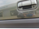 【全方位モニター】リバースに入れた際、車両全体を見渡している映像に切り替わります。また、見通しが悪い場所で便利な前方ワイド映像やすれ違いに便利な助手席側ワイド映像など切り替えが出来ますよ♪