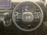 【ハンドル】運転にかかわる様々な操作を安全に行えるように視点移動が少なく操作性に配慮されたスイッチ類が凝縮されたコックピットです。