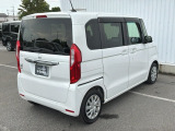コンビネーションランプを高い位置に配置、後続車に見やすいデザインで安全にも配慮。
