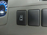 左側電動スライドドアを装備しております。