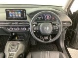【ハンドル】運転にかかわる様々な操作を安全に行えるように視点移動が少なく操作性に配慮されたスイッチ類が凝縮されたコックピットです。
