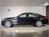 【拘りのFR】BMWが多く採用するFR車。ダイレクトでスポーティな加速感・シャープなハンドリングを実現。縦置きエンジンレイアウトにより、フラットで上質な乗り味です。