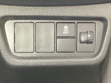 ハンドルの右側にはヘッドライトレベライザーとVSA(ABS+TCS+横滑り抑制)の解除スイッチがついています。ヘッドライトレベライザーは道路状況や積荷の加重に応じてライトの高さを調節できます。