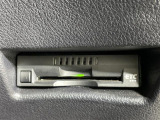 【ETC】有料道路を利用する際に料金所で停止することなく通過できる、ETC車載器(ノンストップ自動料金収受システム機器)が装備されています。セットアップを行うことで利用可能になります。