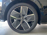 225/40R18タイヤにR-Line専用のアルミホイールを装着しております。
