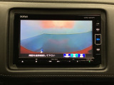 ギヤをR(バック)に入れるとナビの画面に後ろの映像が映るリアカメラ付です。後退時、コンディションが悪い視界でもカラーバックモニターがドライバーをサポートします。