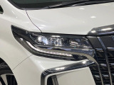 【LEDヘッドライト】悪天候や夜間走行時も良好な視界を確保し安心して運転できる高輝度LEDヘッドライトを装備!点灯速度が早く、消費電力も抑えられています。