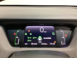 デジタル表示のスピードメーターとタコメーター、燃費やオドメーターなどの表示の他に、ホンダセンシング機能などの表示もできる多機能なマルチインフォメーション・ディスプレイです。