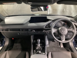 安全運転と情報操作を両立する運転席まわり。さまざまな情報を扱いながら正しい姿勢で安全に運転できることを追求したコックピット!