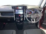 運転席周りのレイアウトをご覧ください。ナビゲーションが綺麗に装着されすっきり収まってますね!