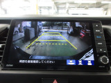 【リアワイドカメラ】3種類の表示で、後方確認をサポートします。『ノーマル画像』『広角180度画像』『真上からの見下ろし画像』をワンタッチで選べます。