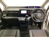 車内は光触媒抗菌消臭施工済です。スタイリッシュなデザインでスポーティなインパネ周りを演出します。グローブボックスやカップホルダーのほかにトレーなどたくさんの収納スペースが付いています。