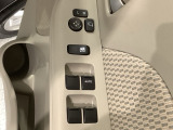 狭い駐車場で便利な電動格納ドアミラーが付いています。