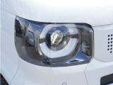 【ヘッドライト】省電力で長寿命の明るく運転しやすいLEDヘッドランプです。明るく照らすので暗い夜道からお客様を守ってくれます。