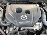 「SKYACTIV-G(ガソリン)」は、規格外の高圧縮を実現し、世界のエンジン技術者に驚きを与えました。さらに、それを維持したままノッキングの発生を抑え、熱効率を向上、走りにも寄与したエンジンです。